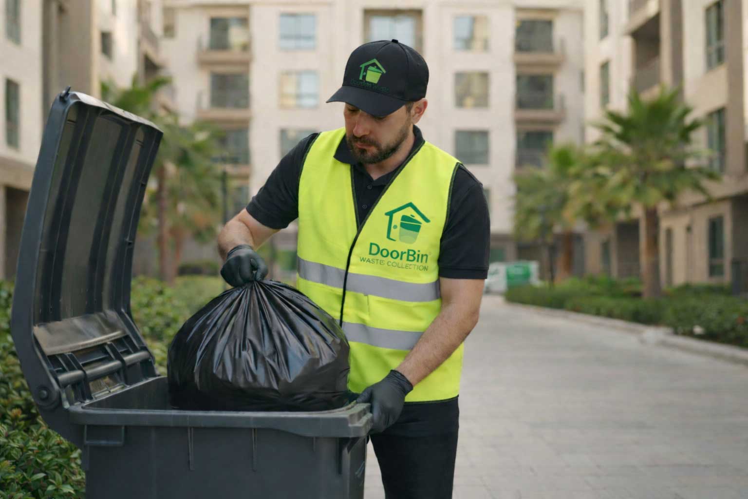 empleado recoge la basura
